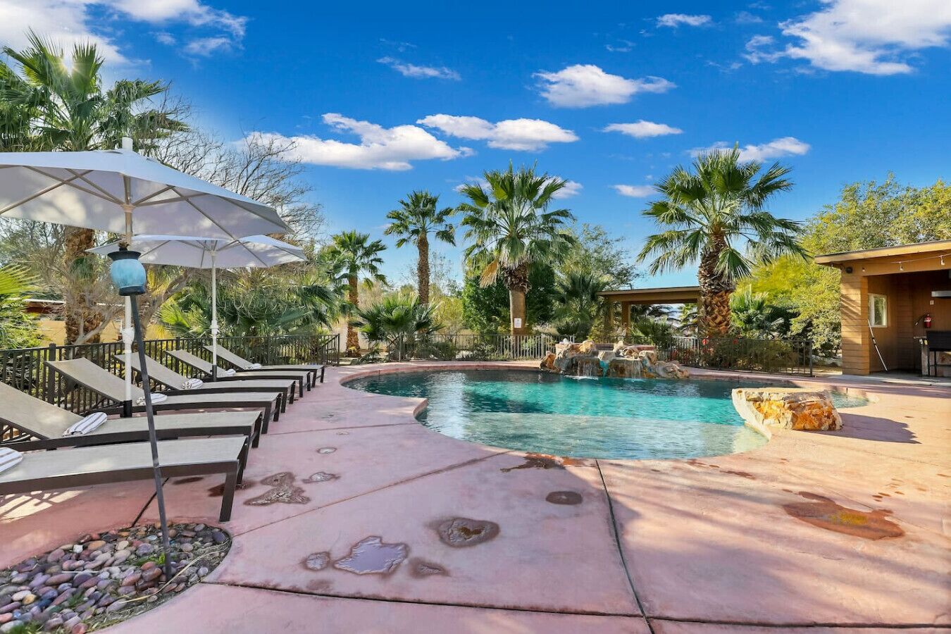 Utendørsbasseng og et oppvarmet basseng