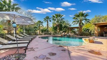 Utendørsbasseng og et oppvarmet basseng