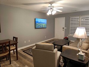 Smart TV - Amazing 2 bed 2 full Bath Duplex in west Rome (Rome)