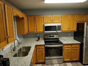 Fridge, microwave, oven, stovetop - Amazing 2 bed 2 full Bath Duplex in west Rome (Rome)