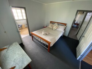 3 bedrooms, desk, iron/ironing board, free WiFi