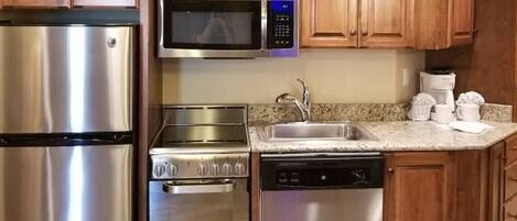 KĂŒhlschrank, Mikrowelle, Ofen, Herdplatte