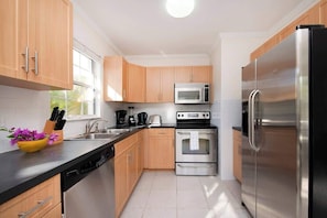 ثلاجة، ميكروويف، فرن، موقد طهي مسطح