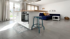 Eine moderne Küche mit Einbauofen und einer Edelstahl-Dunstabzugshaube.