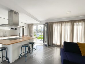 Frigorífico, microondas, horno y cafetera o tetera