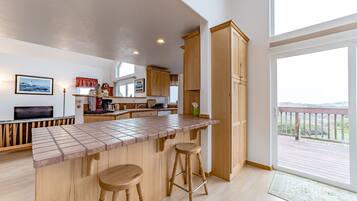 Full-sized fridge, microwave, oven, stovetop