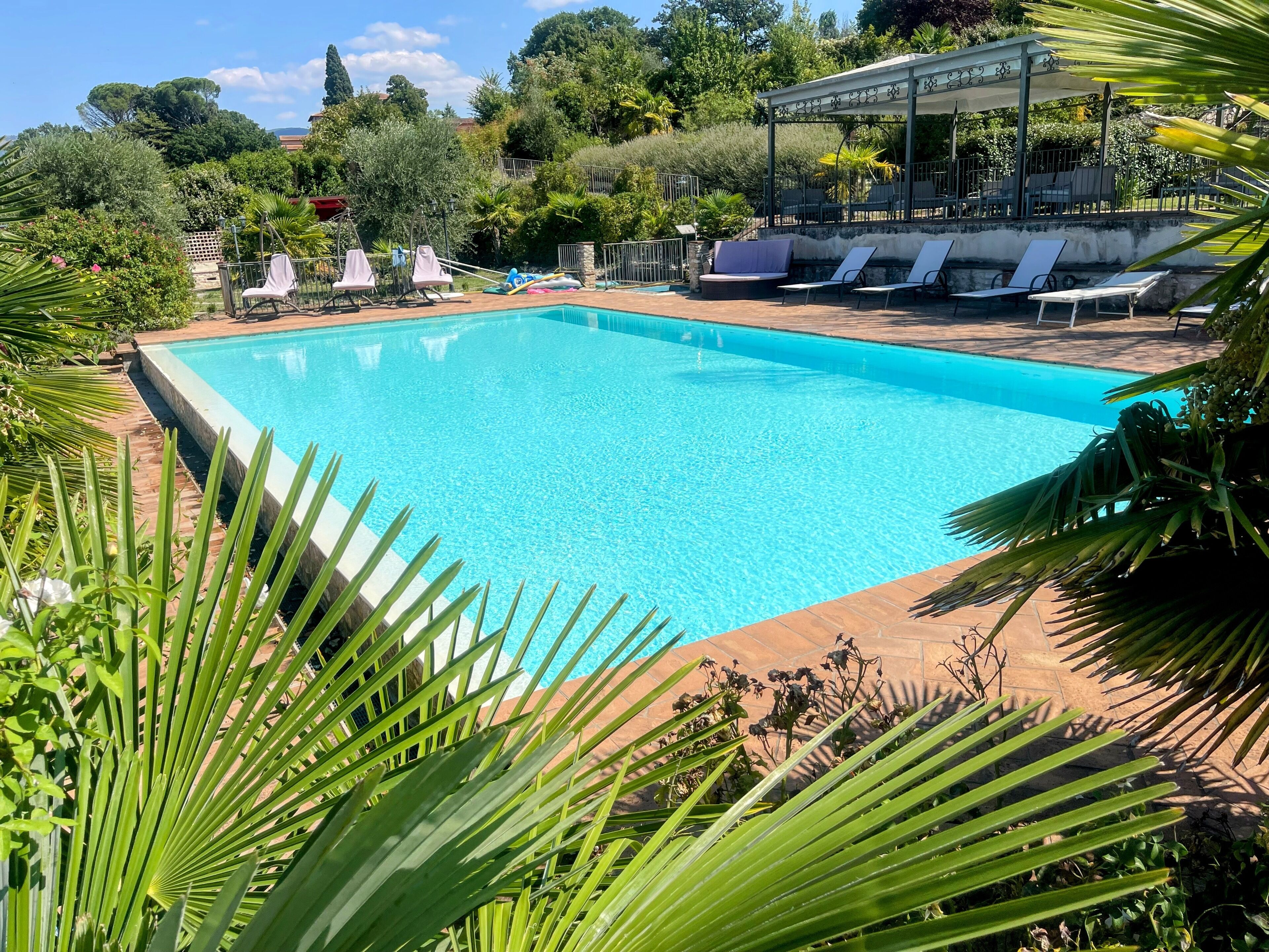 Apt 2. Air con. Free car park. Infinity pool. Beautiful grounds. Sleeps 4