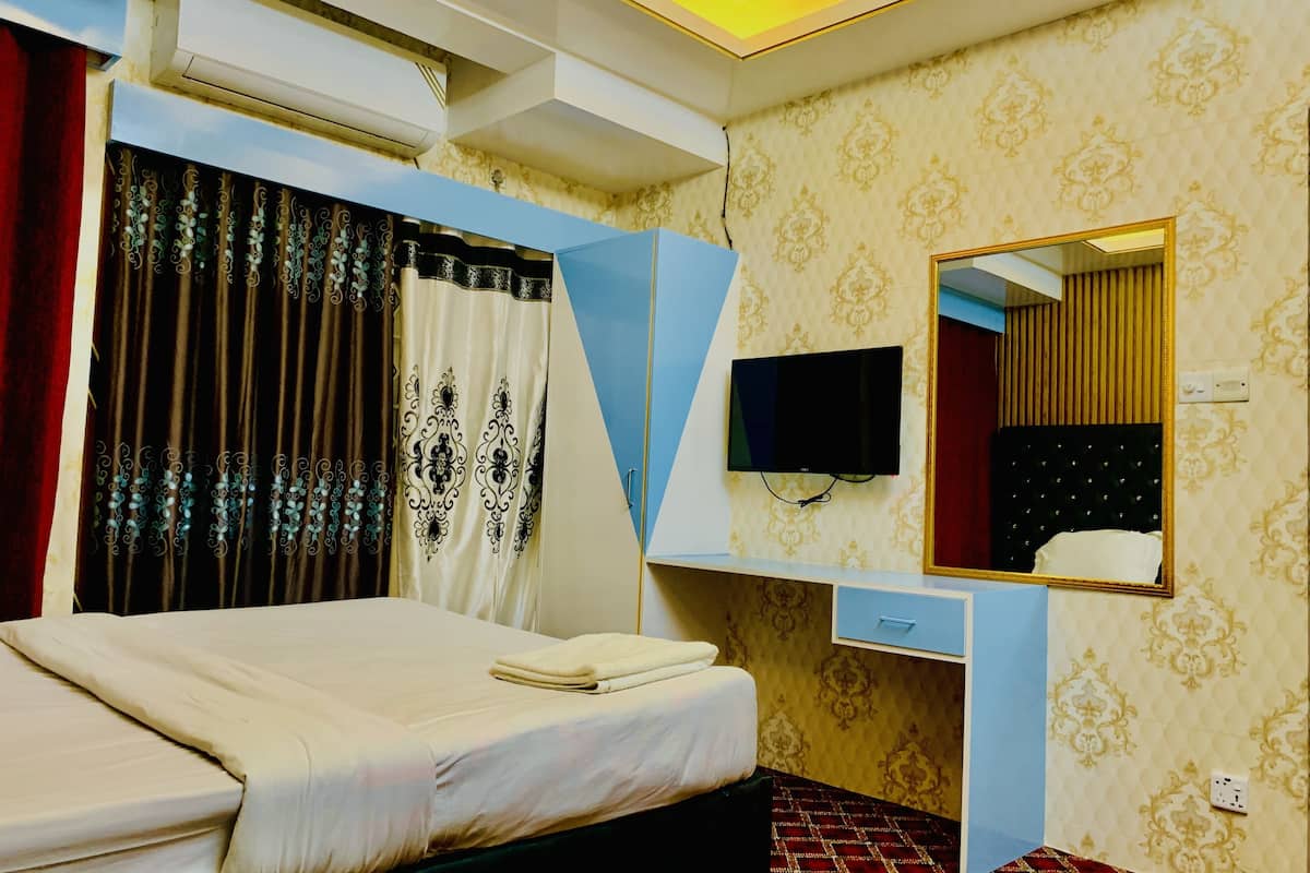 deluxe double room, 1 double bed, non smoking | desk, laptop workspace, iron/ironing board, free wifi