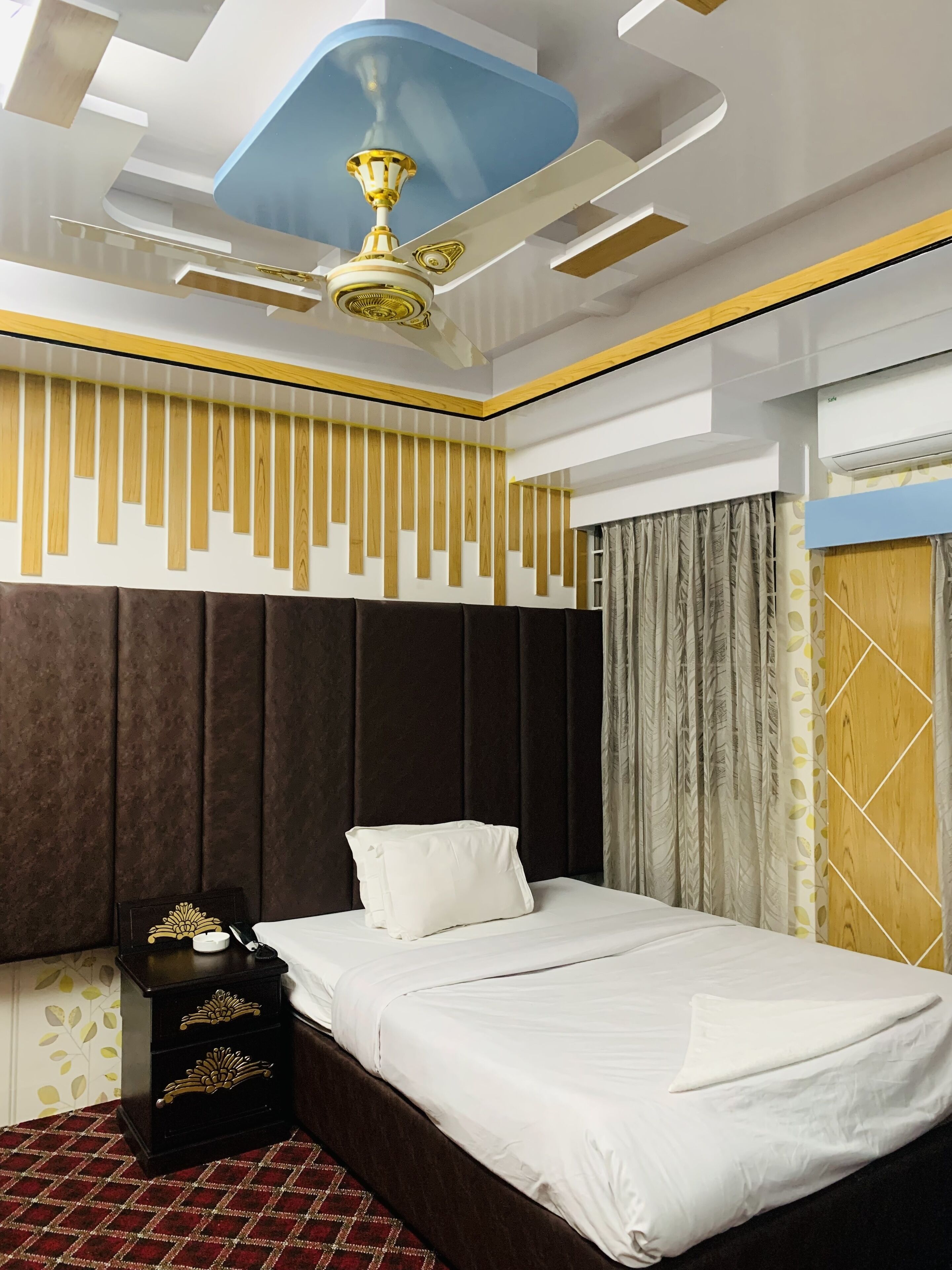 deluxe double room, 1 double bed, non smoking | desk, laptop workspace, iron/ironing board, free wifi