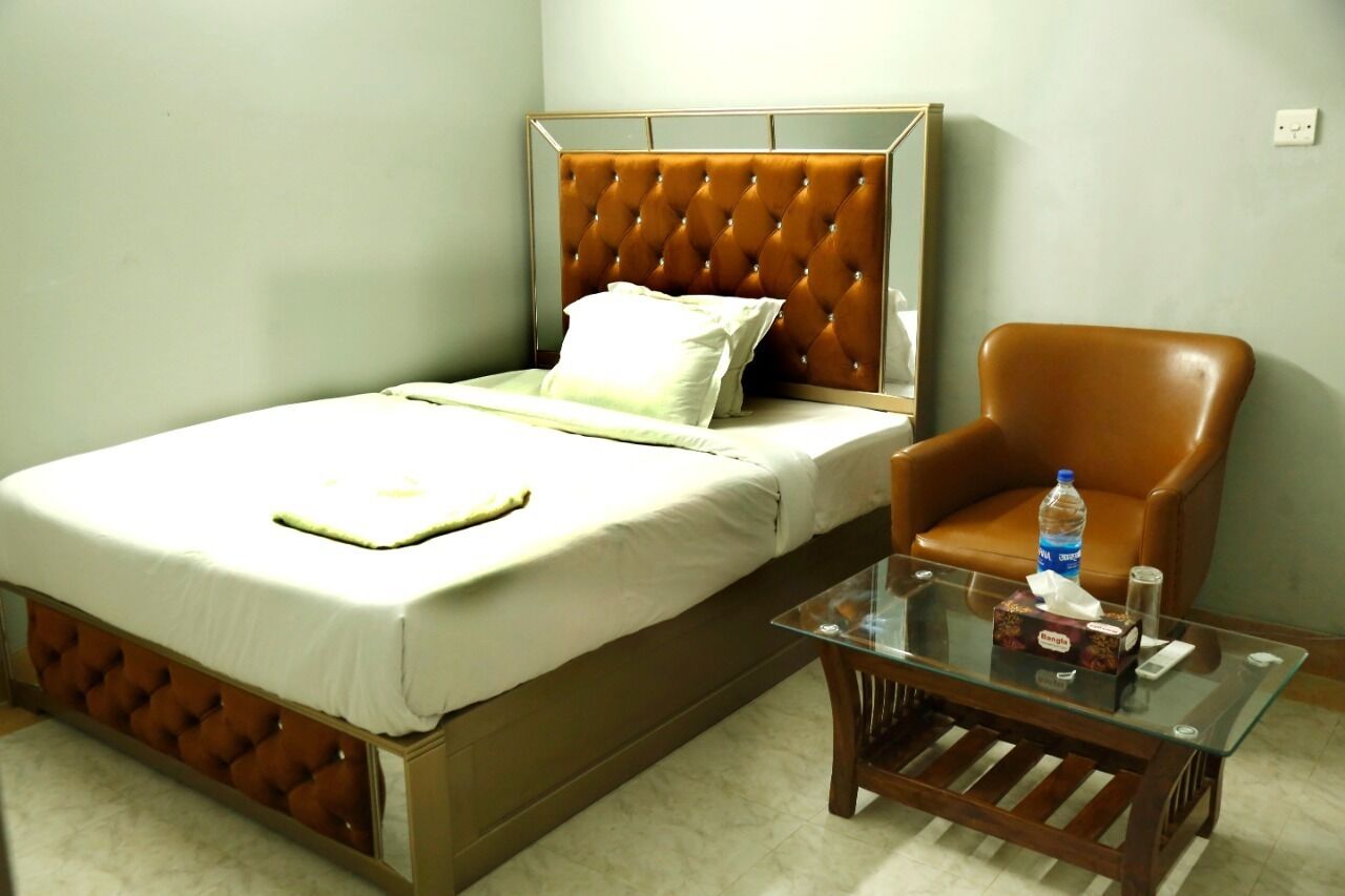 deluxe single room | desk, laptop workspace, iron/ironing board, free wifi