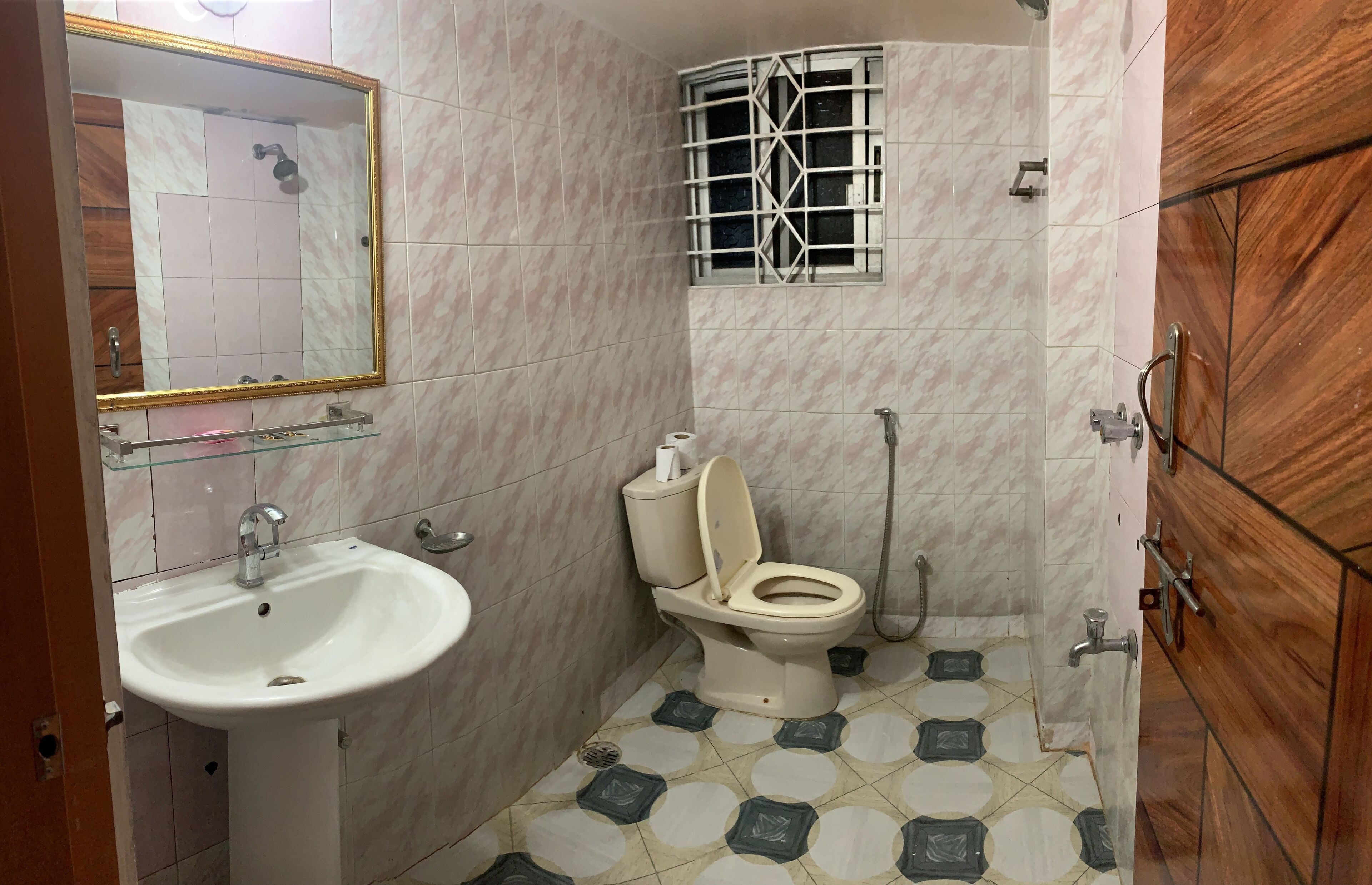 rainfall showerhead, towels