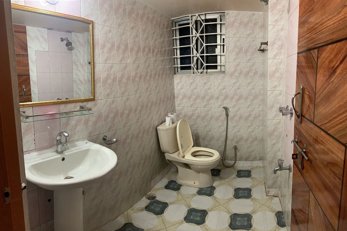 rainfall showerhead, towels