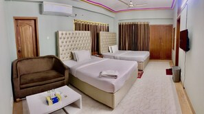 ห้องแฟมิลี่สำหรับสี่ท่าน, เตียงใหญ่ 2 เตียง | โต๊ะทำงาน, พื้นที่ทำงานแบบใช้แล็ปท็อป, เตารีด/โต๊ะรีดผ้า, Wi-Fi ฟรี