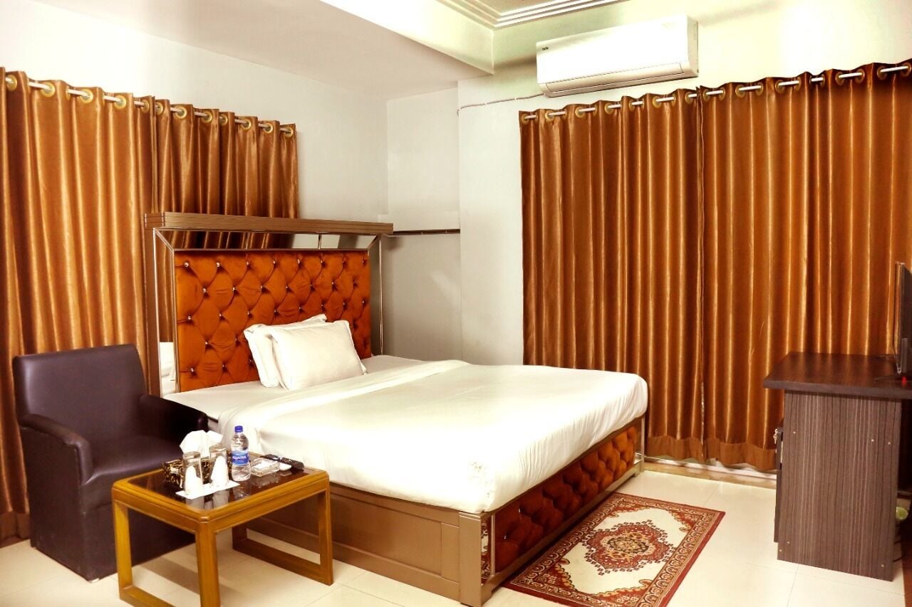 desk, laptop workspace, iron/ironing board, free wifi