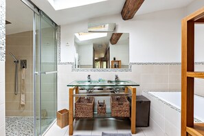 Badewanne, Haartrockner, Handtücher