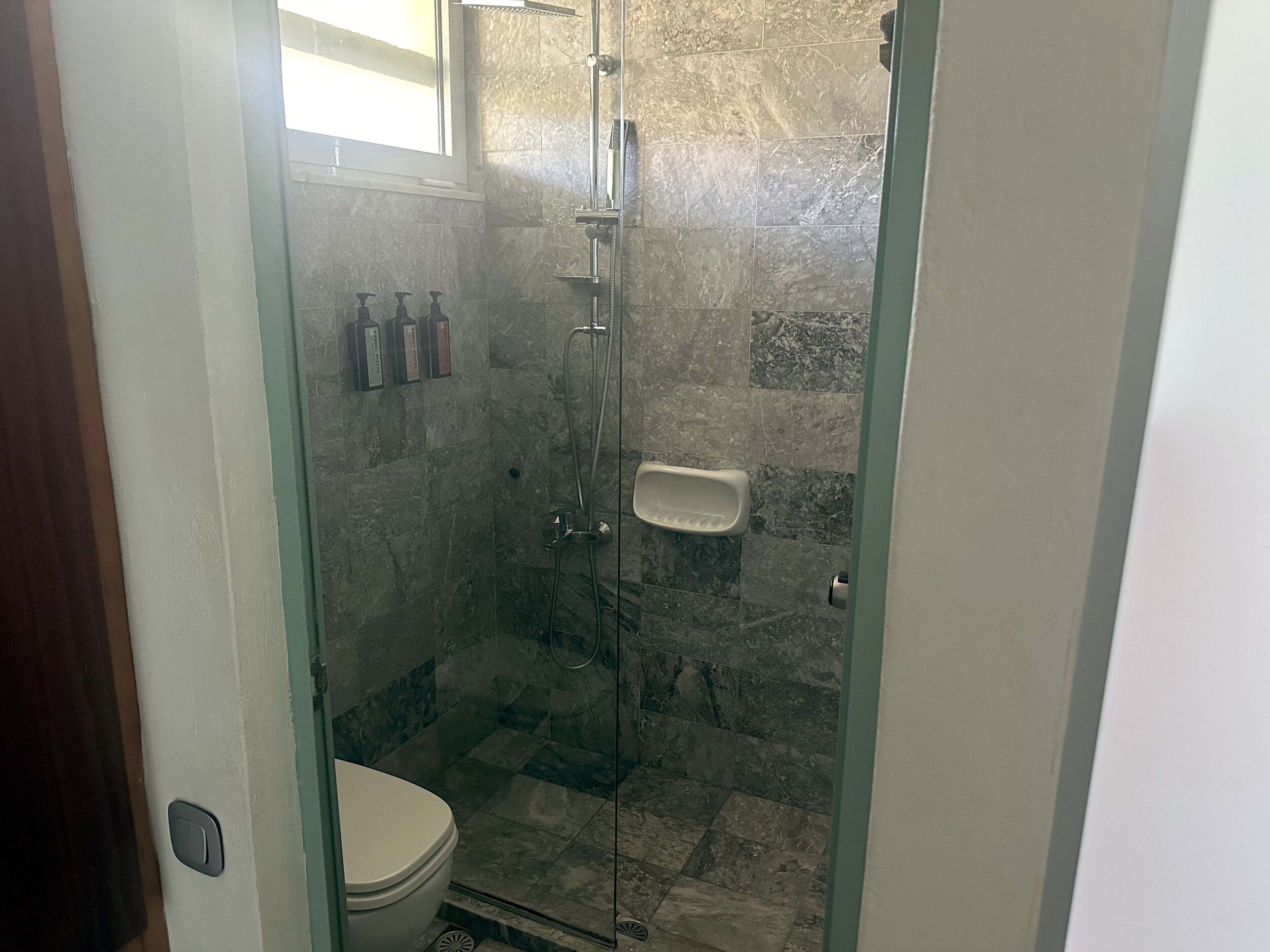 Douche, douche à « effet pluie », articles de toilette de luxe