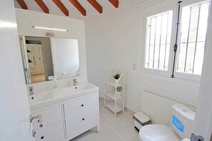 Een douche, handdoeken