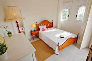 5 bedrooms, desk, iron/ironing board, WiFi
