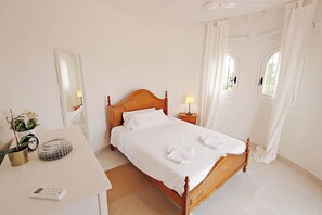 5 slaapkamers, een bureau, een strijkplank/strijkijzer, wifi