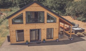 Exterior - Unique 3 bed cabin with hot tub on Welsh border. (Presteigne)
