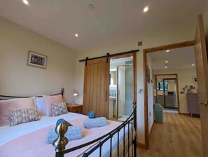 3 slaapkamers, een strijkplank/strijkijzer, reisbedje, gratis wifi