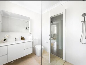 Badewanne, Haartrockner, Handtücher, Seife
