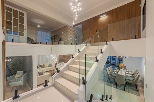 Elegant & Cozy 4BR Home / the Best Location In STI