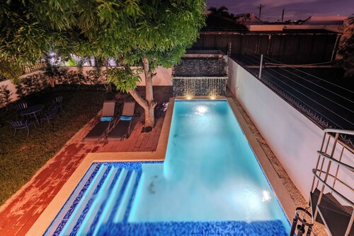 Elegant & Cozy 4BR Home / the Best Location In STI