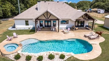 Een buitenzwembad en een verwarmd zwembad