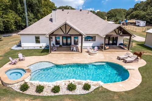 Modern Farmhouse on 7 acres w/pool, hot tub. Access Denton, pilot point, Celina,