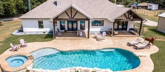 Modern Farmhouse on 7 acres w/pool, hot tub. Access Denton, pilot point, Celina,