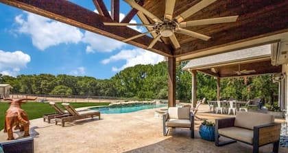 Modern Farmhouse on 7 acres w/pool, hot tub. Access Denton, pilot point, Celina,