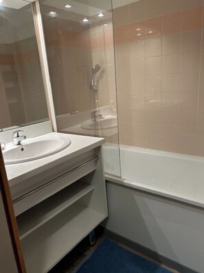 Bathtub - Savoie, 100m from the slopes in Valmeinier, quiet in winter... Swimming pool open in summer. (VALMEINIER)
