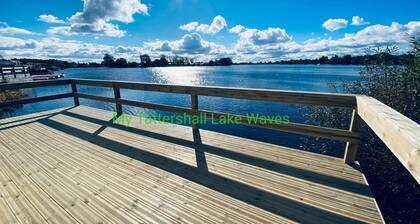 LAKESIDE 3-bedroom holiday home with HOT TUB