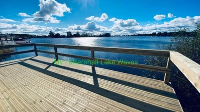 LAKESIDE 3-bedroom holiday home with HOT TUB