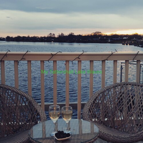 LAKESIDE 3-bedroom holiday home with HOT TUB