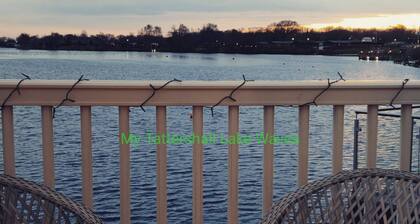 LAKESIDE 3-bedroom holiday home with HOT TUB