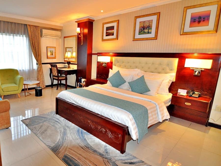 Deluxe Double Room, 1 Queen Bed, Non Smoking, City View | Egyptian cotton sheets, premium bedding, memory foam beds, minibar