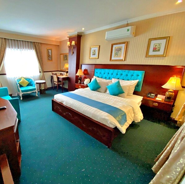 Deluxe Double Room, 1 Queen Bed, Non Smoking, City View | Egyptian cotton sheets, premium bedding, memory foam beds, minibar
