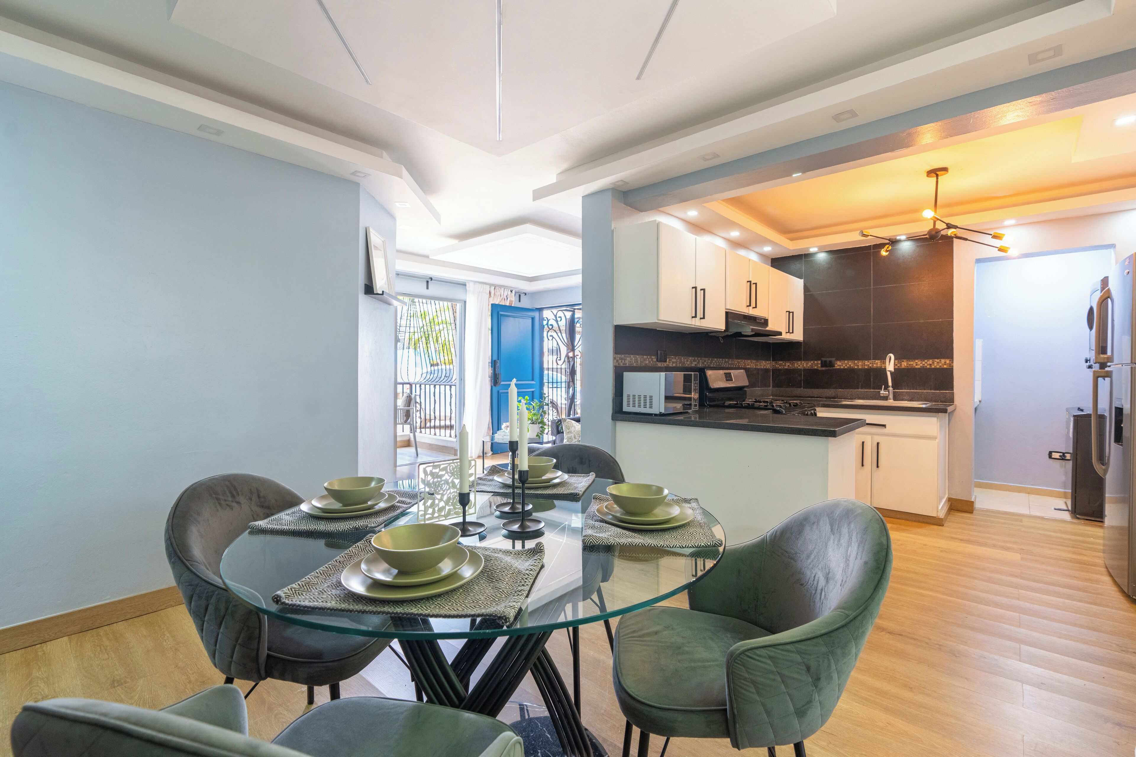 Réfrigérateur, micro-ondes, four, plaque de cuisson