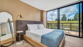 1 habitación, escritorio, tabla de planchar con plancha y cuna de viaje