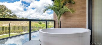 Olive 205 · Stunning Apartment with Private Bathtub fast Wifi