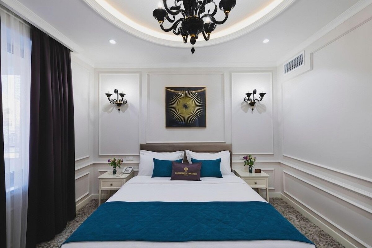 Premium bedding, down comforters, in-room safe, desk