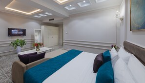Junior Suite | Premium bedding, down comforters, in-room safe, desk - Zarafshon Parkside Hotel (Samarkand)