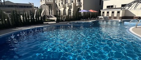 Seasonal outdoor pool, free cabanas, pool umbrellas