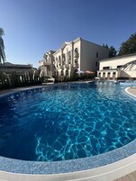 Piscina externa sazonal, barracas de cortesia, guarda-sóis