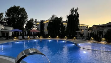 Sesongbasert utendørsbasseng og bassengtelt (inkludert)