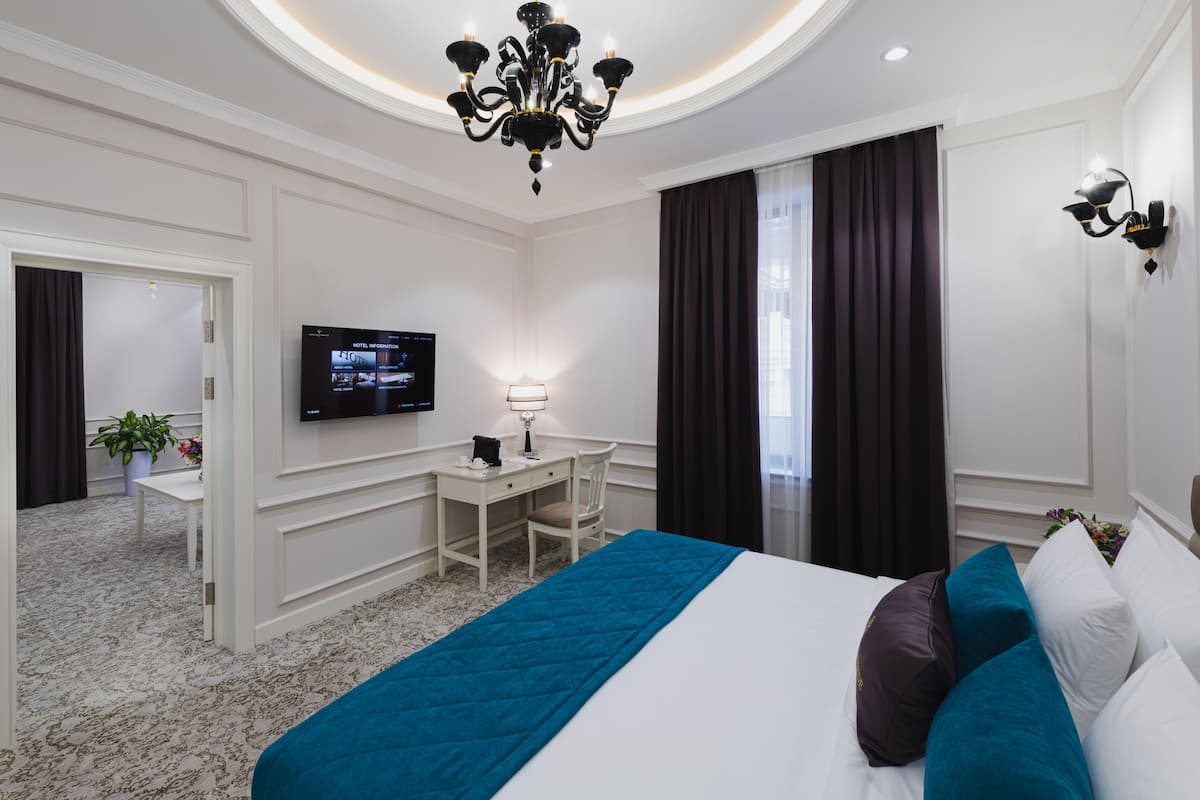 1 bedroom, premium bedding, down comforters, in-room safe
