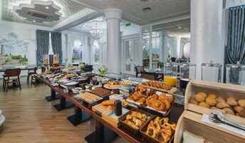 Free daily buffet breakfast