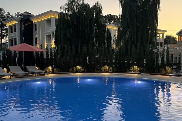 Seasonal outdoor pool, free pool cabanas, pool umbrellas